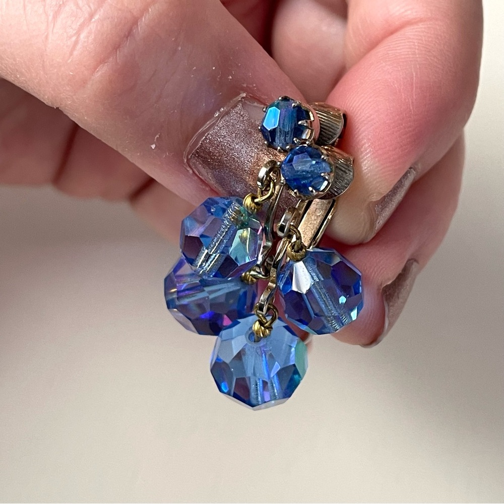 π¨π¨FINAL SALE!!π¨π¨Vintage silvertone blue AB Aurora Borealis crystal clip earrings - Picture 5 of 15